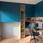 Nowoczesny pokój dziecięcy z szafami w zabudowie i półkami ekspozycyjnymi