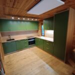 Praktyczna kuchnia na wymiar z zielonymi frontami i dużą ilością szafek