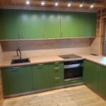 Meble kuchenne na wymiar w zielonym macie i drewnianym wykończeniu