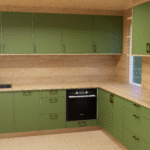 Zielone meble kuchenne na wymiar z drewnianym blatem